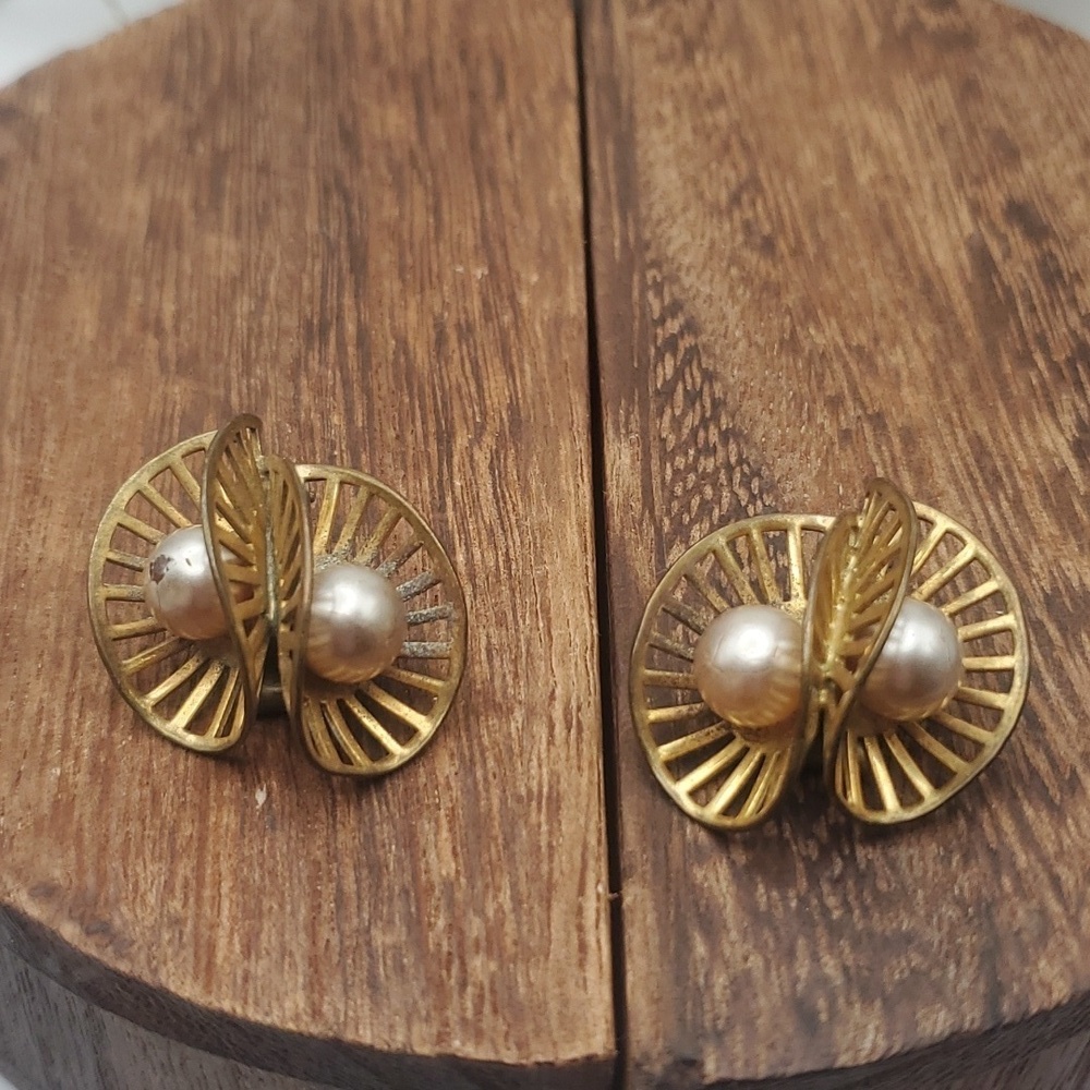 E530 blooming Orchid coated pearl‎ antiquated distressed clip on earrings estate
